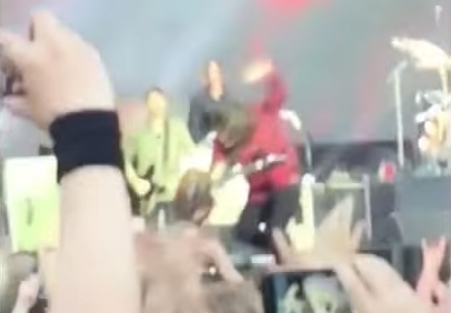Dave Grohl - Valt in Göteborg van het podium tijdens een concert van The Foo Fighters (2015)